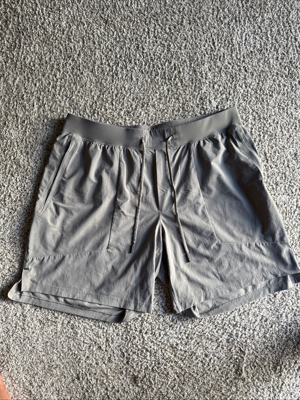 Lululemon T.H.E. Linerless 7” Training Shorts Mens Size M Stone Grey